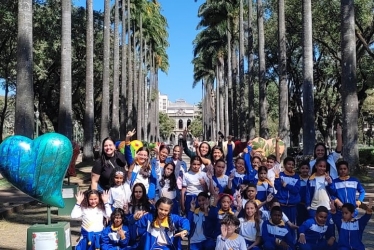 Foto: Estudantes visitaram a mostra OSGÊMEOS no CCBB em Belo Horizonte.  