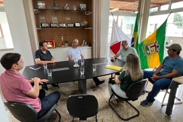 Foto: Prefeito Raimundo Nonato, vice-prefeito Leandro Amora, secretário de Agricultura, Luiz Alberto Moreira e representantes da Emater-MG. 