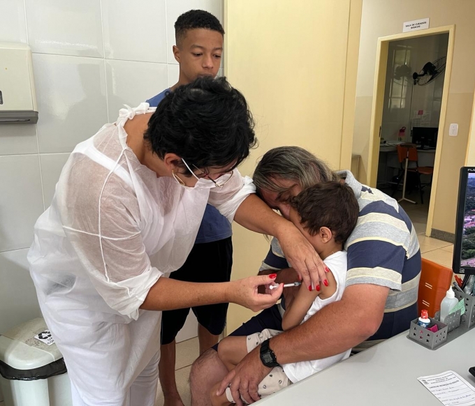 Foto: Muitas pessoas compareceram a Unidade de Saúde do bairro Santa Efigênia para tomar a vacina. 